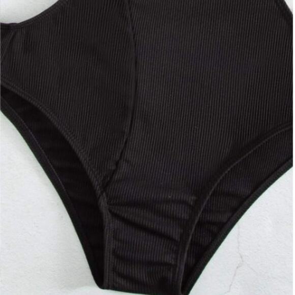 One Piece Bathing Suit CUT OUT Size M Black Figure Flattering Criss Cross Beach - Picture 9 of 12